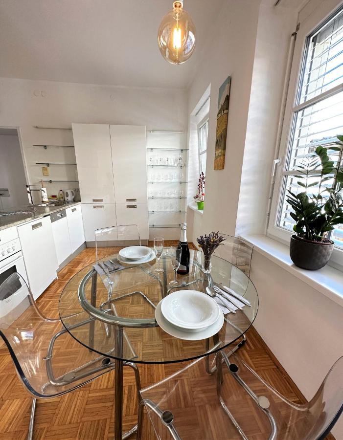 Charming Starry Night Apartment Ljubljana Bagian luar foto