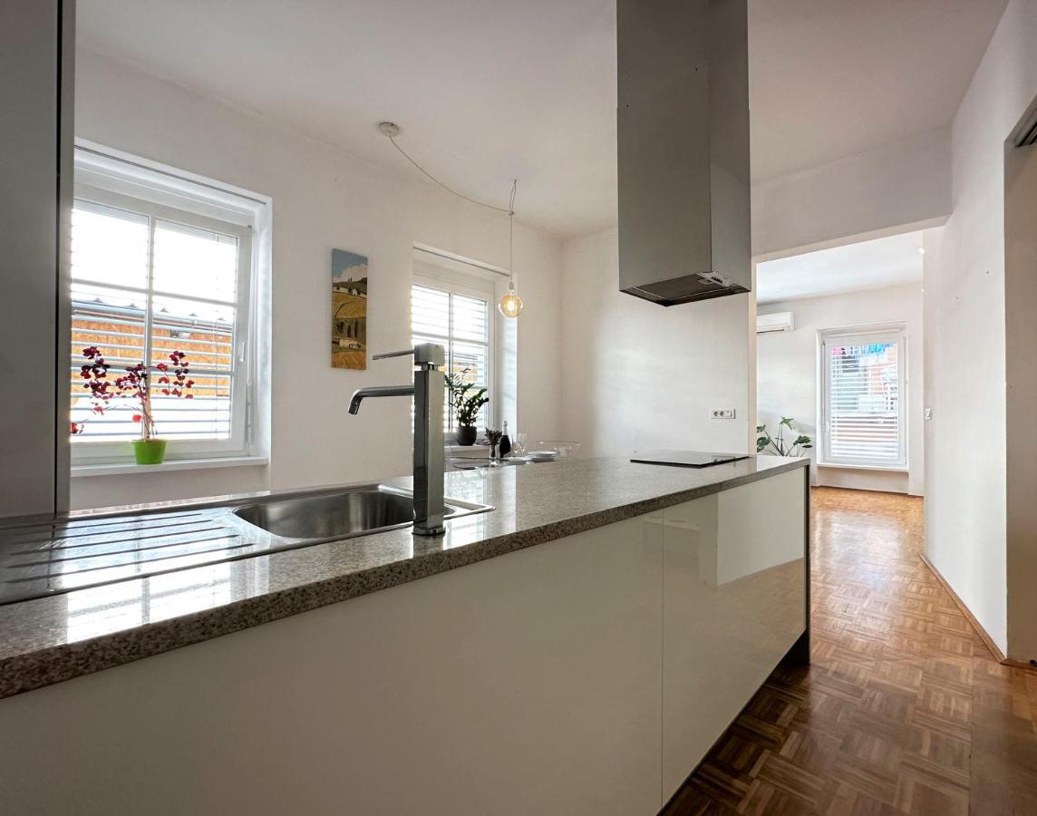 Charming Starry Night Apartment Ljubljana Bagian luar foto