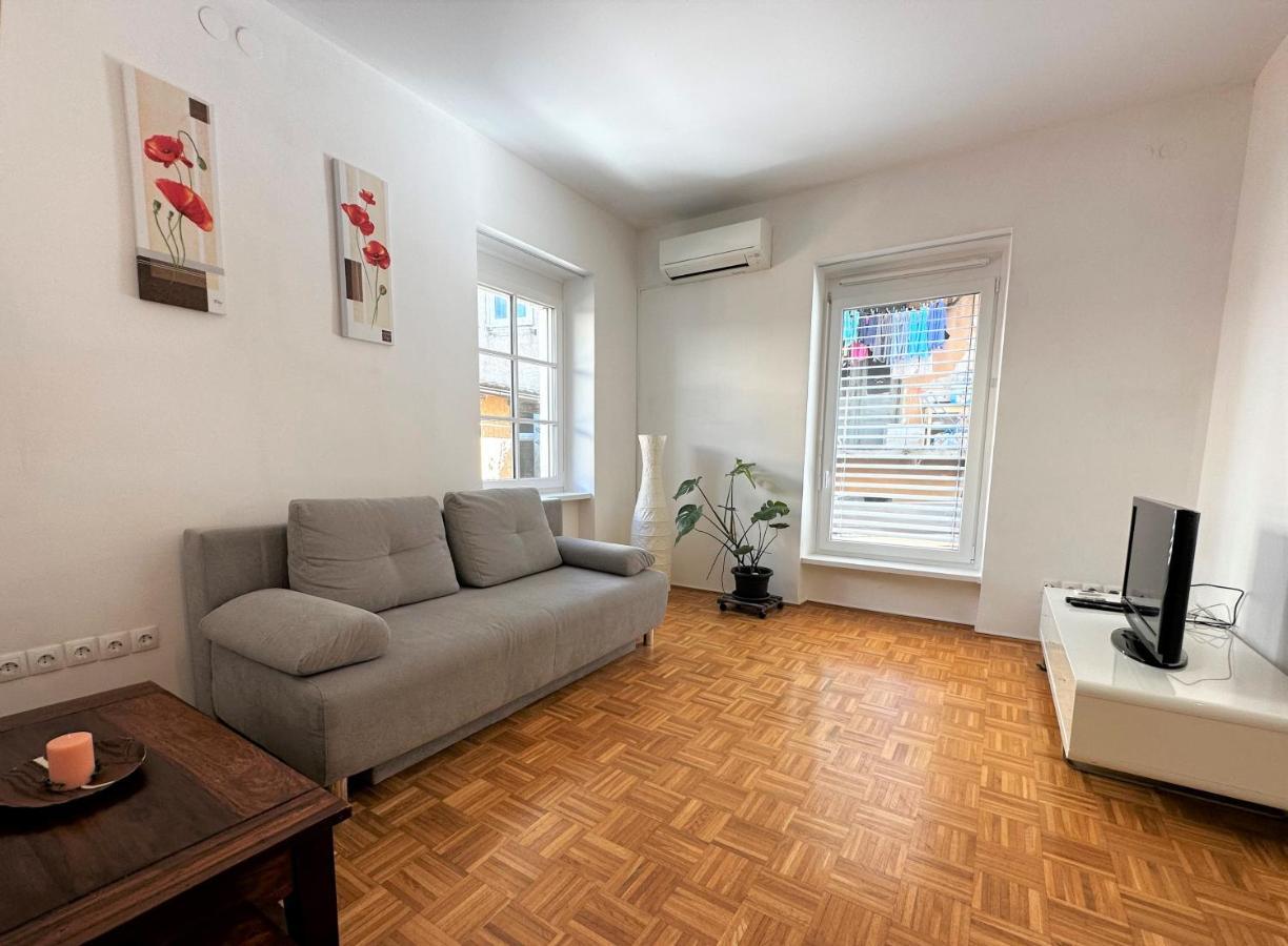 Charming Starry Night Apartment Ljubljana Bagian luar foto